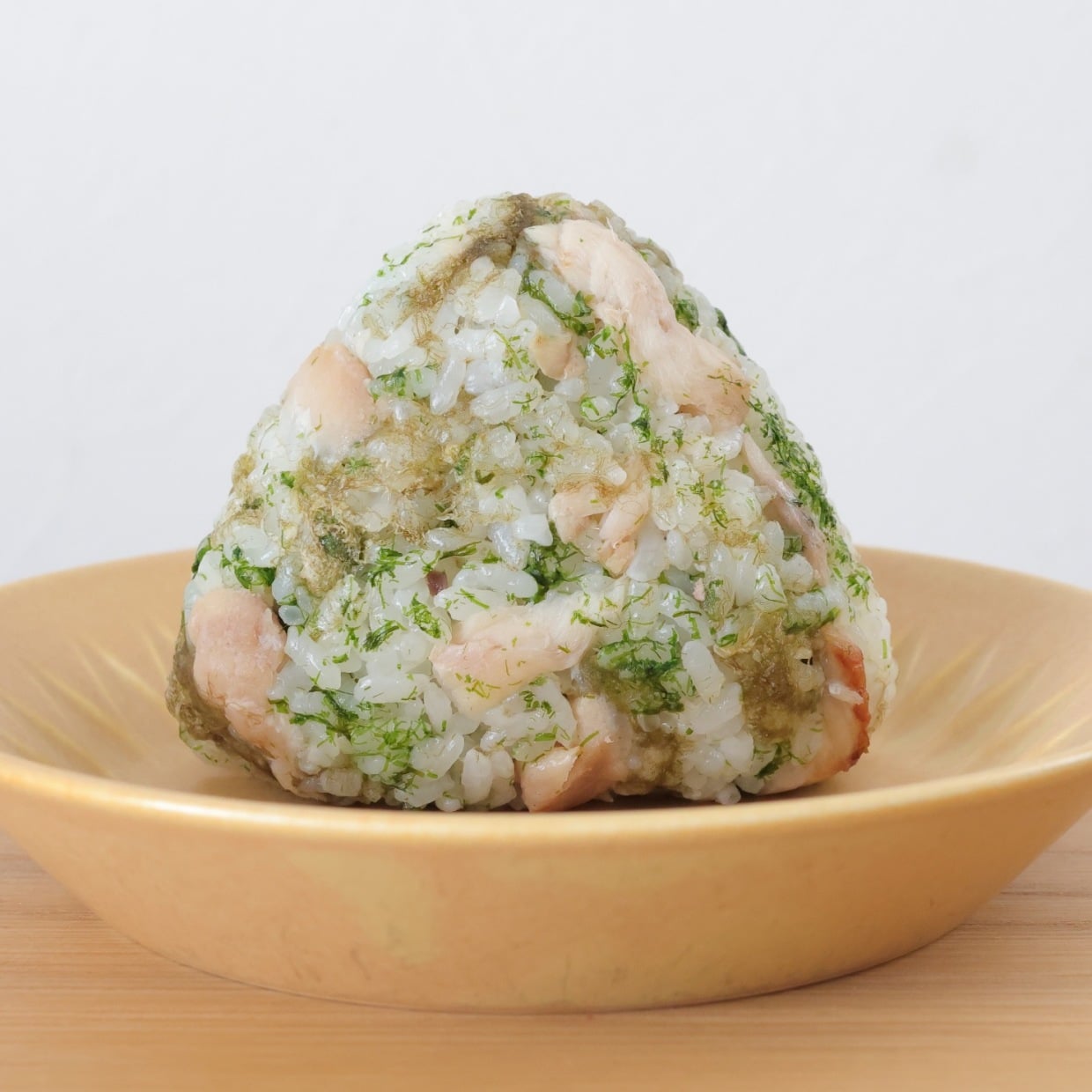  朝「ひとつまみ加えるだけ」おにぎりの旨みがアップする“食物繊維たっぷりの具材” 