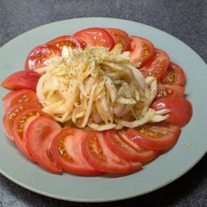 混ぜるだけで絶品！「新玉ねぎ」が主役の食べるドレッシングサラダ｜発酵食エキスパート直伝