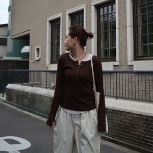 「おしゃれさんだね」と言われちゃう。1枚重ねるだけで垢抜ける「レイヤードコーデ」3選