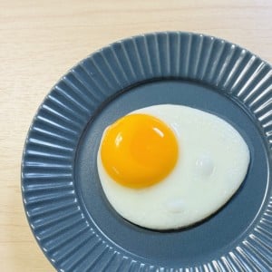 「えっ不思議」「まさかの方法で」もう広がらない！濃厚で形がきれいな“目玉焼き”を作る裏ワザ