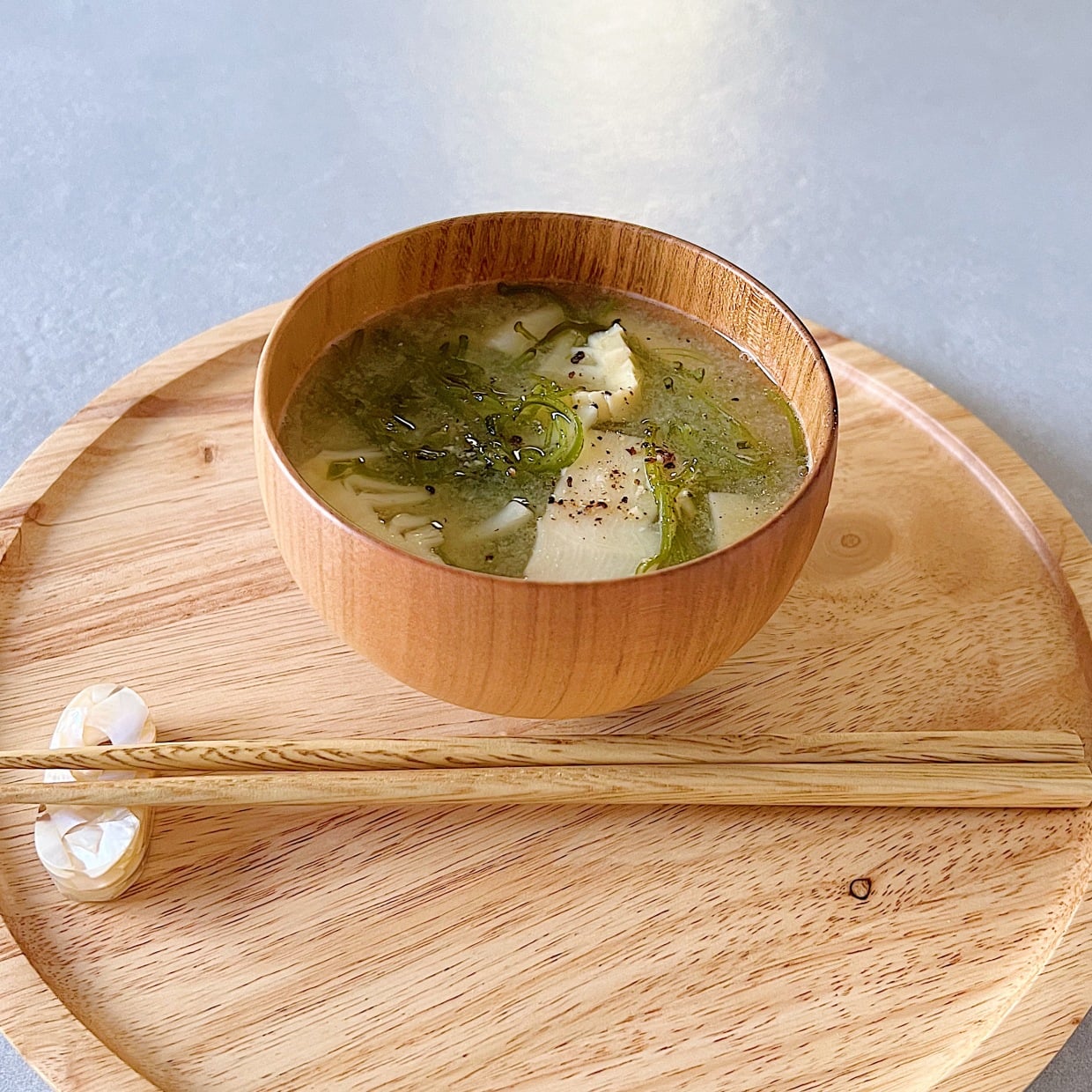  朝「みそ汁」にいれるだけ。“幸せホルモンの材料になるアミノ酸を含む旬の食材” 