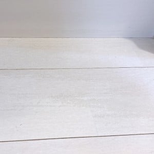 足裏の皮脂汚れがべったり。「フローリング」に溜まった“黒ずみ”を落とす簡単掃除「ザラザラがサラッ」