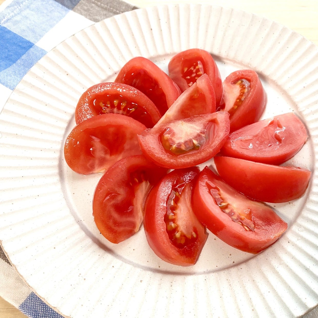  「大さじ1杯かけるだけ」甘くないトマトが満足感のある一品になる「リッチな味わい」「夏にいい」 