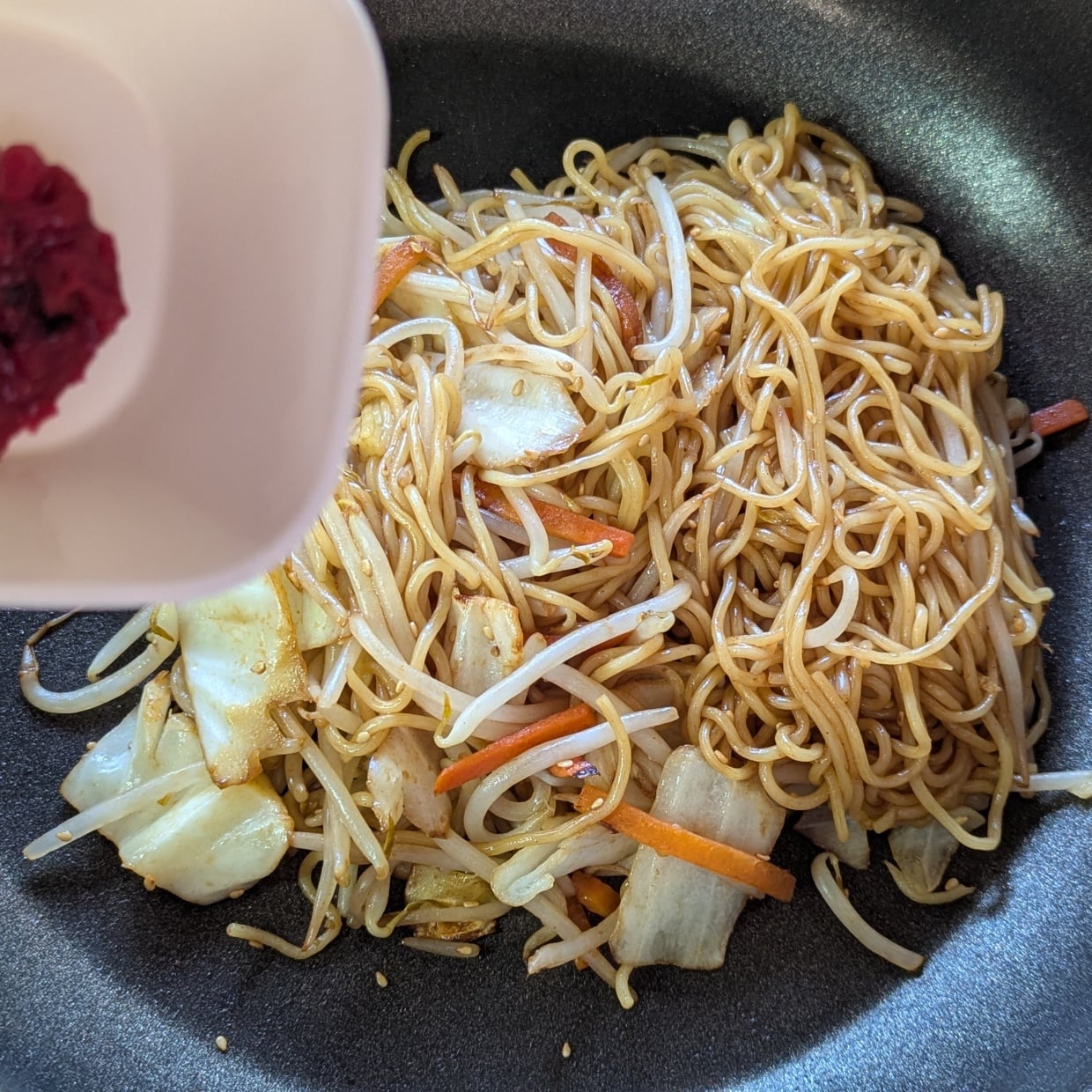  「2分の1個入れるだけ」いつもの焼きそばが驚きの美味しさに変わる意外な食材「さっぱりとした後味」 