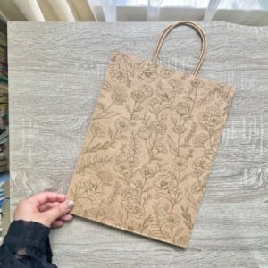 溜まった「紙袋」が車で大活躍⁉︎5分で完成する“ドライブの必需品”の作り方「一体化すごい」
