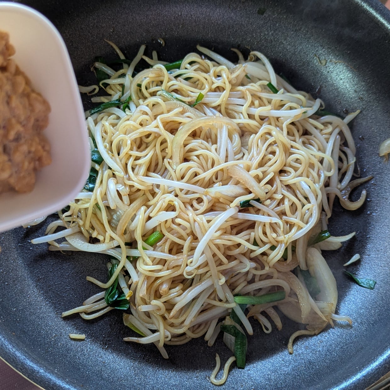  「1パック入れるだけ」いつもの焼きそばに加えたい意外な食材「定番になりそう」 