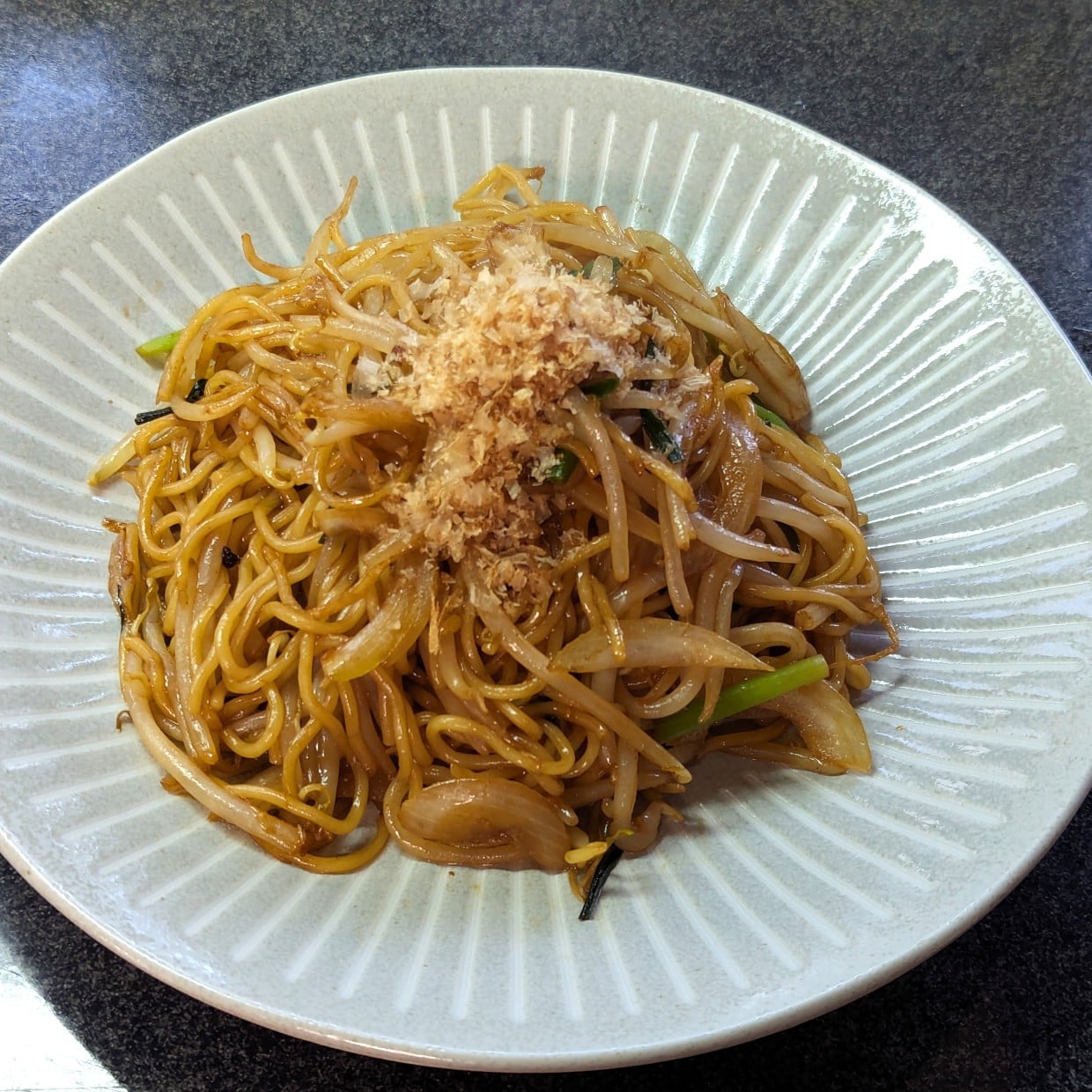  「仕上げに10g加えるだけ」いつものソース焼きそばが驚くほどコク旨になる調味料 