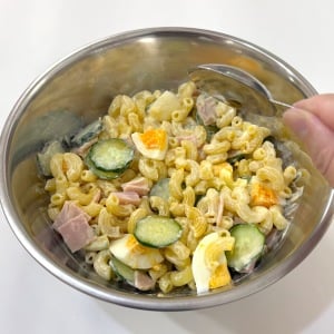 「大さじ1で味が決まる」いつものマカロニサラダが激変する“意外な調味料”「マヨネーズだけじゃない」