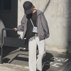 黒より軽やか。大人のためのグレーコーデ3選