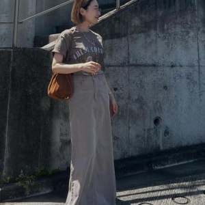 子どもっぽく見せない。大人女子のロゴTコーデ3選
