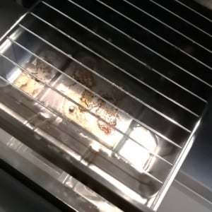 ペロンとはがれて気持ちいい。「魚焼きグリル」の後片付けがラクになる裏ワザ「焼く前に入れるだけ」
