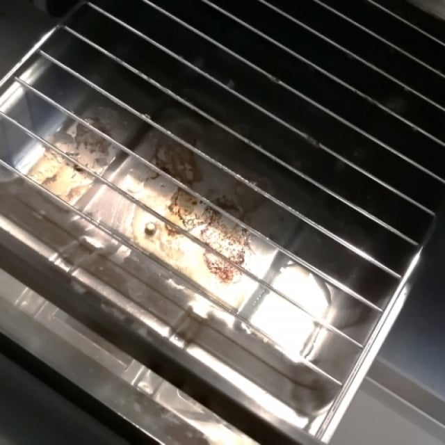  ペロンとはがれて気持ちいい。「魚焼きグリル」の後片付けがラクになる裏ワザ「焼く前に入れるだけ」 