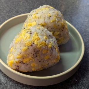 朝「ゆかりおにぎり」に混ぜるだけ！満足感アップの絶品アレンジ｜発酵食エキスパート直伝