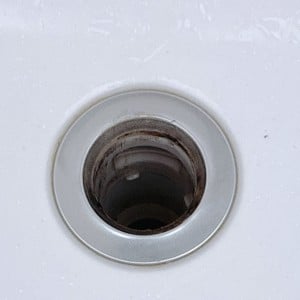 「臭う排水口」は中性洗剤では落ちない。髪の毛やヌメリをスルスル落とす掃除法