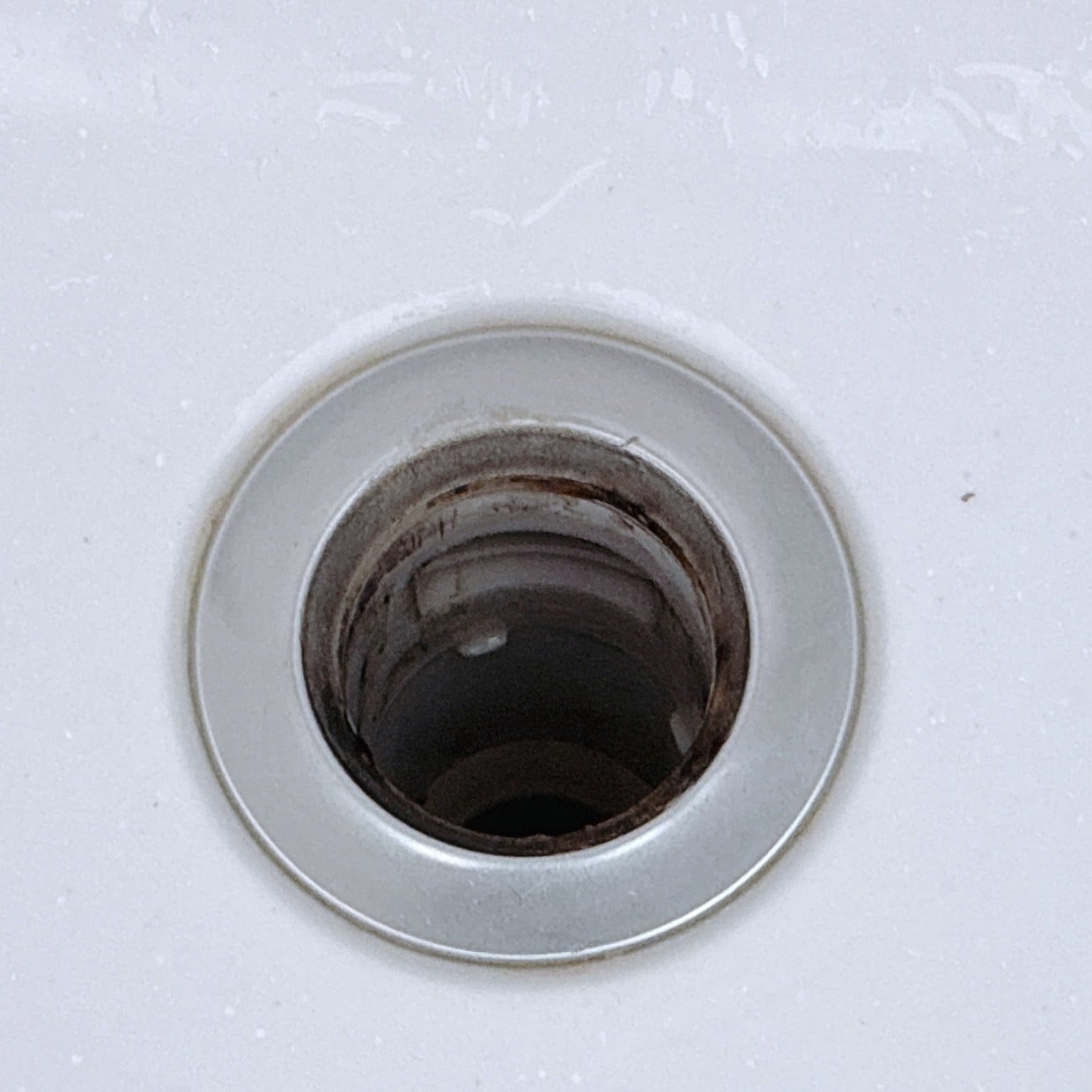 「臭う排水口」は中性洗剤では落ちない。髪の毛やヌメリをスルスル落とす掃除法