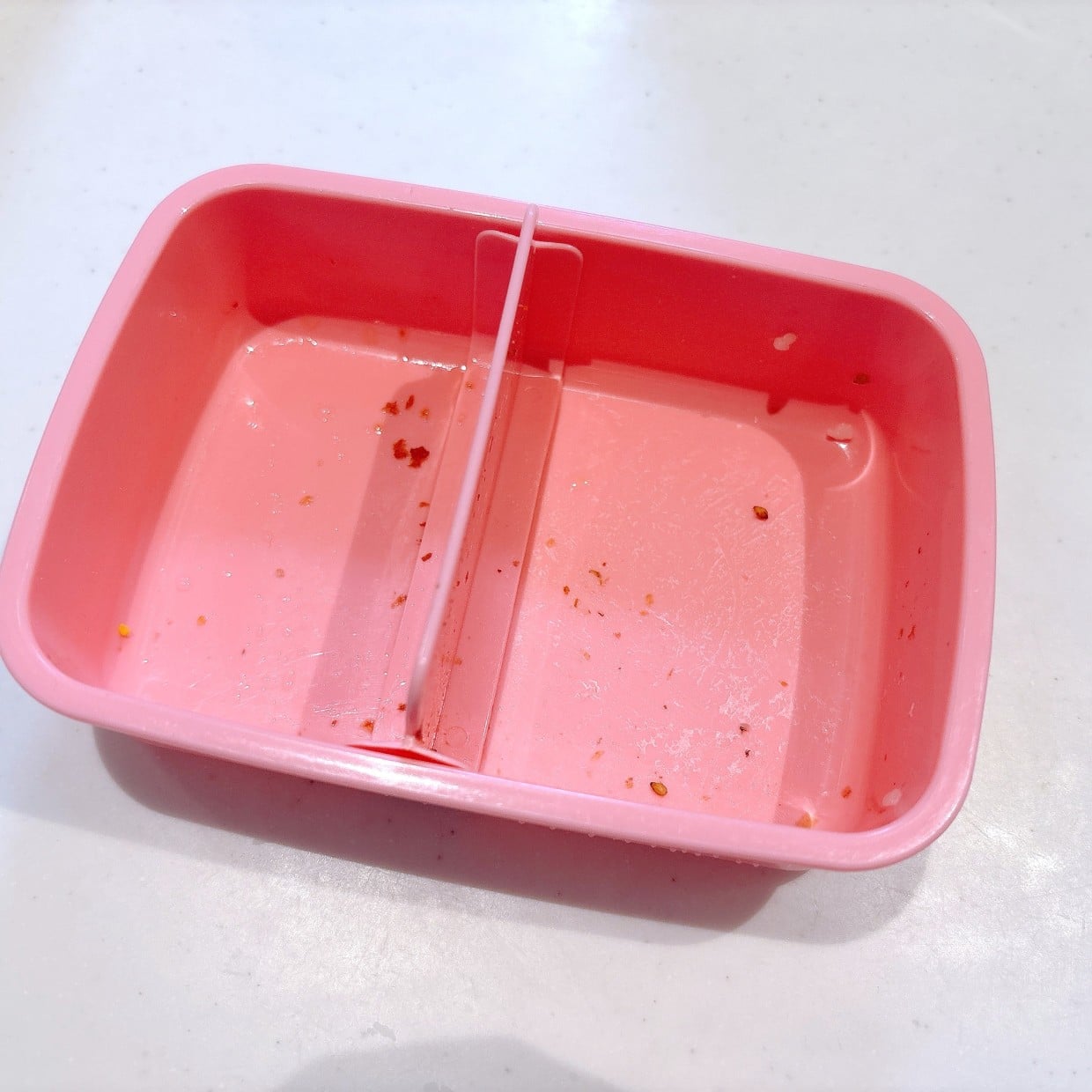  中性洗剤では落ちないお弁当箱の臭い。5分放置して流すだけの簡単お手入れ術「気になる臭い落ちた」 