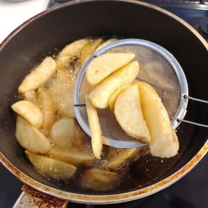 見事にハマった。「小さじ1加えるだけ」フライドポテトにかける“意外な食材”「塩じゃない」「爽やか」