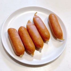 「調味料3つだけ」いつものウインナーが大満足の一品になる“甘辛アレンジ”「ただ焼くだけより好きかも」