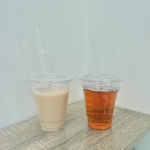 両手がふさがって…。テイクアウトの2つの飲み物を劇的に“こぼれにくくする裏ワザ”