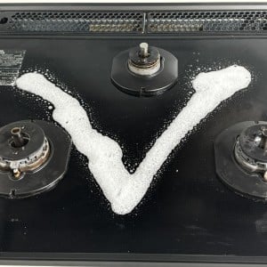 Vの字に“シュッ”として拭き取るだけ。コンロ掃除の画期的アイテム「知らなかった」
