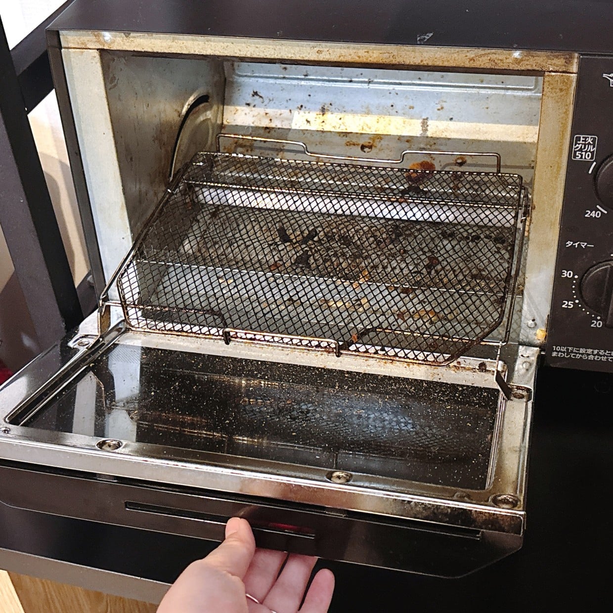  オーブントースターの“ベタつく受け皿＆焼き網”をラクに掃除する方法「秘密は洗剤の種類」 