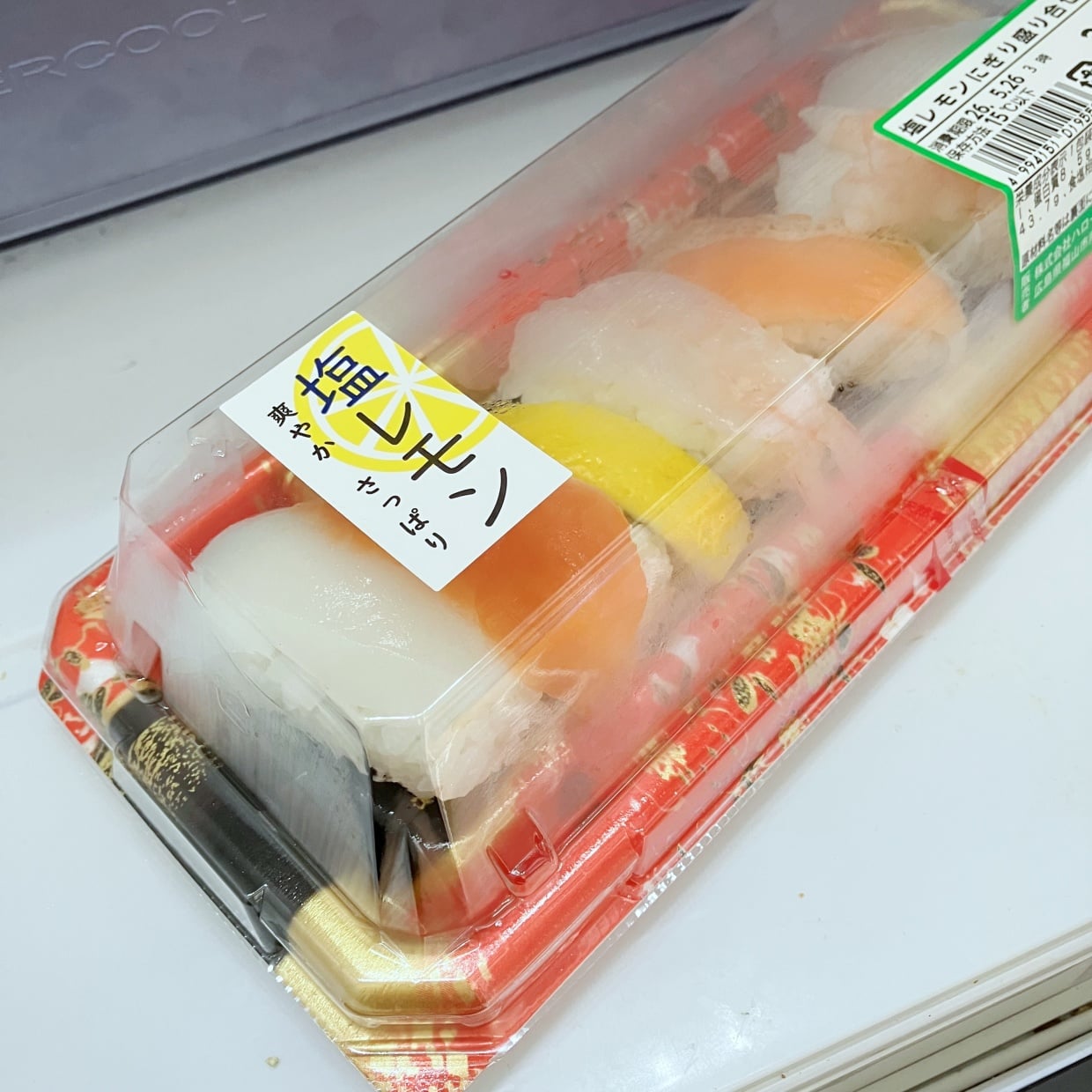  「パック寿司」を冷蔵庫に入れる前のひと手間で【かたくなりにくくなる裏ワザ】「パサパサしない」 