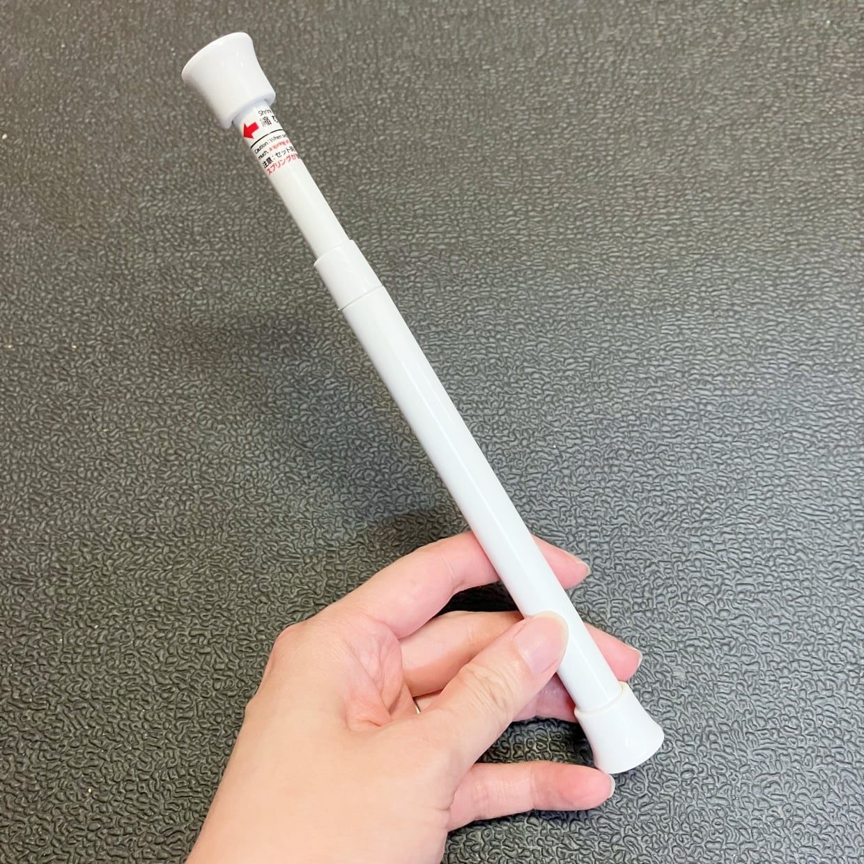  どこに置いたっけ？がなくなる。「ダイソーのミニ突っ張り棒」のまさかの使い道 