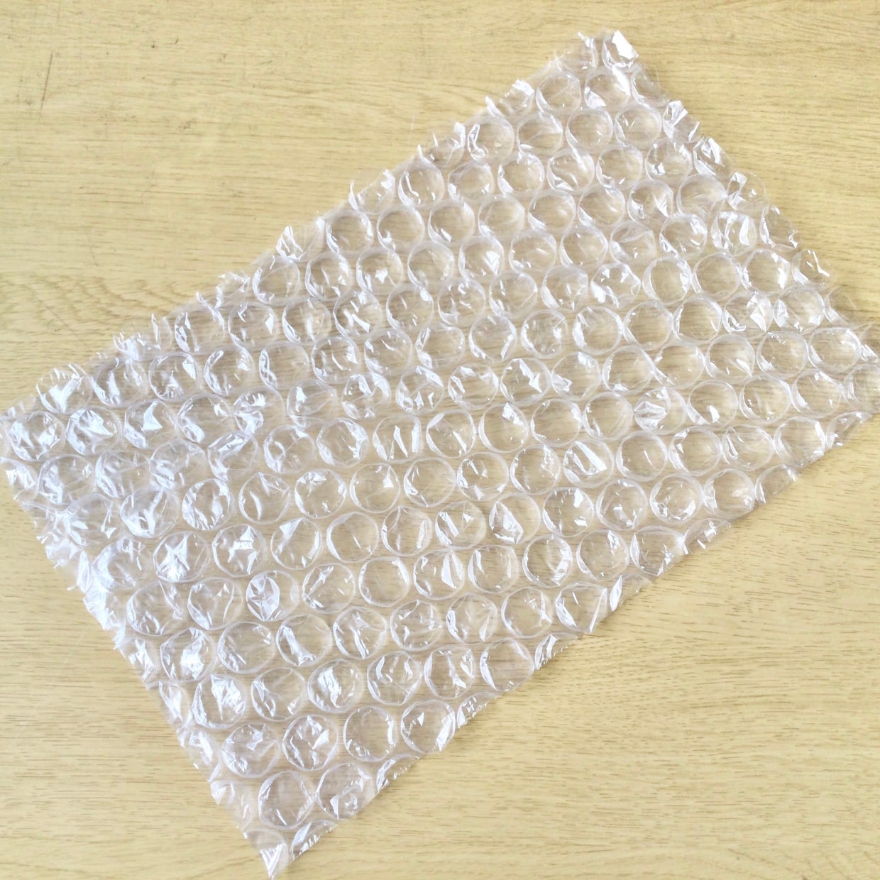  宅配物に入ってる「気泡緩衝材」がまさかの床掃除で大活躍！「全然ちがう」「すばらしい」 
