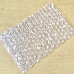 宅配物に入ってる「気泡緩衝材」がまさかの床掃除で大活躍！「全然ちがう」「すばらしい」