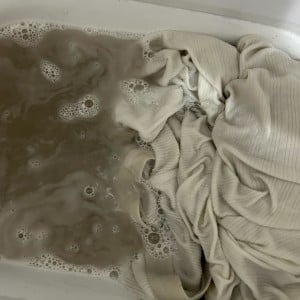 「洗ってるのになぜ臭う」「信じたくない汚水が…」ブラトップの蓄積汚れをごっそり落とす洗濯術