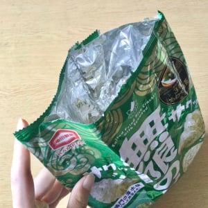 一度開けてもサクサク感が続く!?「お菓子の袋」を閉じる2つの意外なアイテム「開閉しやすい」