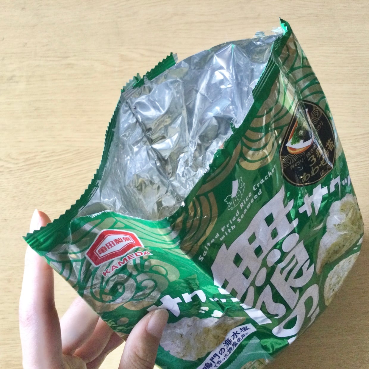  一度開けてもサクサク感が続く!?「お菓子の袋」を閉じる2つの意外なアイテム「開閉しやすい」 