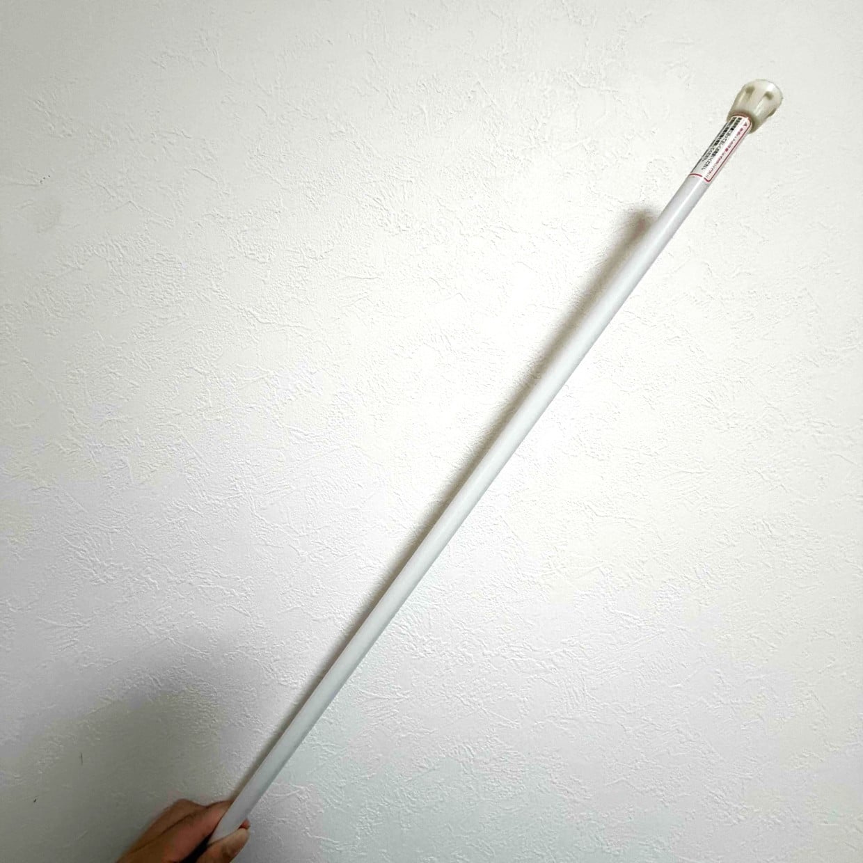  “縦”や“奥”に設置してみると…？「つっぱり棒」が玄関まわりを整える‟活用術2選”「収納力アップ」 