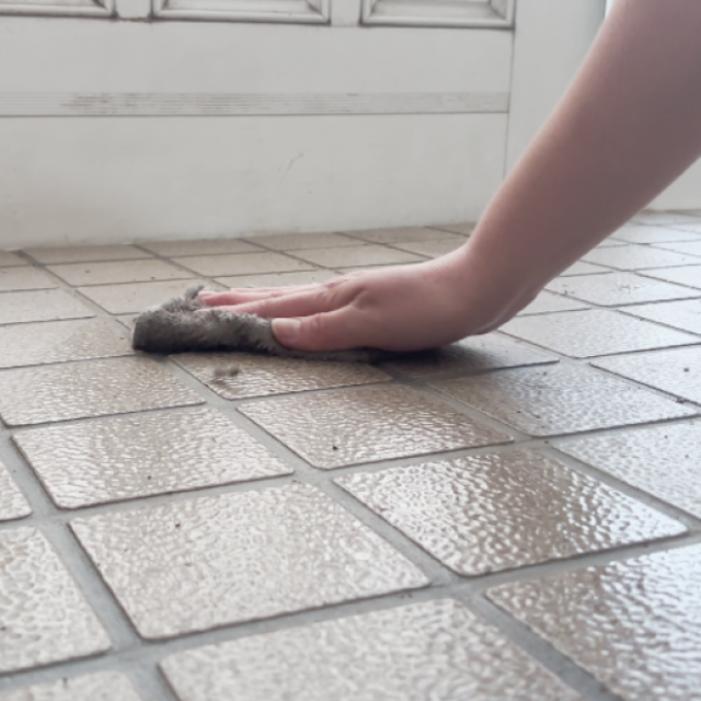  家の“第一印象”が明るくなる！砂やホコリでザラつく「玄関たたき」をスッキリさせる“小掃除術” 