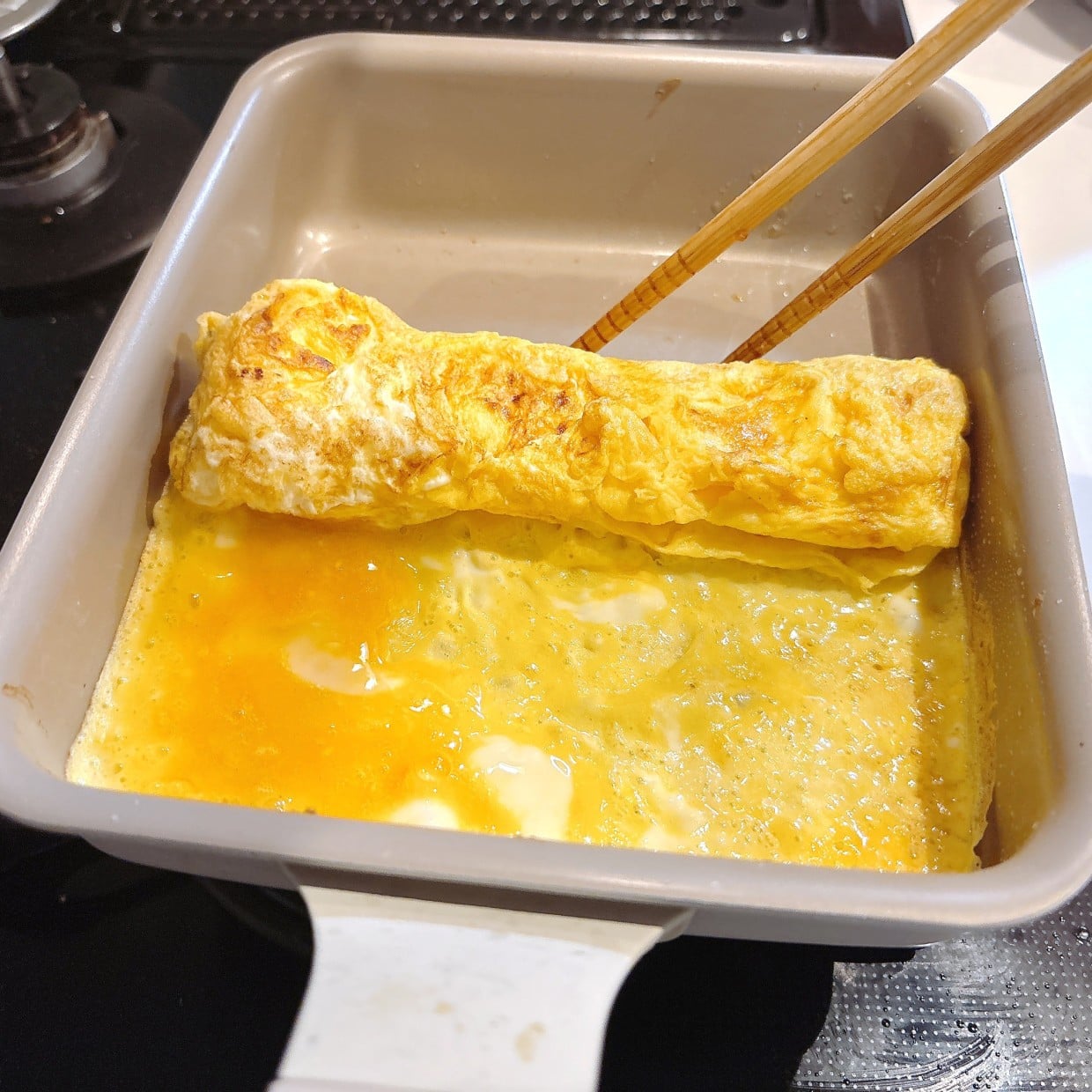  「珍しい組み合わせ」「混ぜて焼くだけ」小さじ1入れると味が激変“洋風玉子焼き”の作り方 