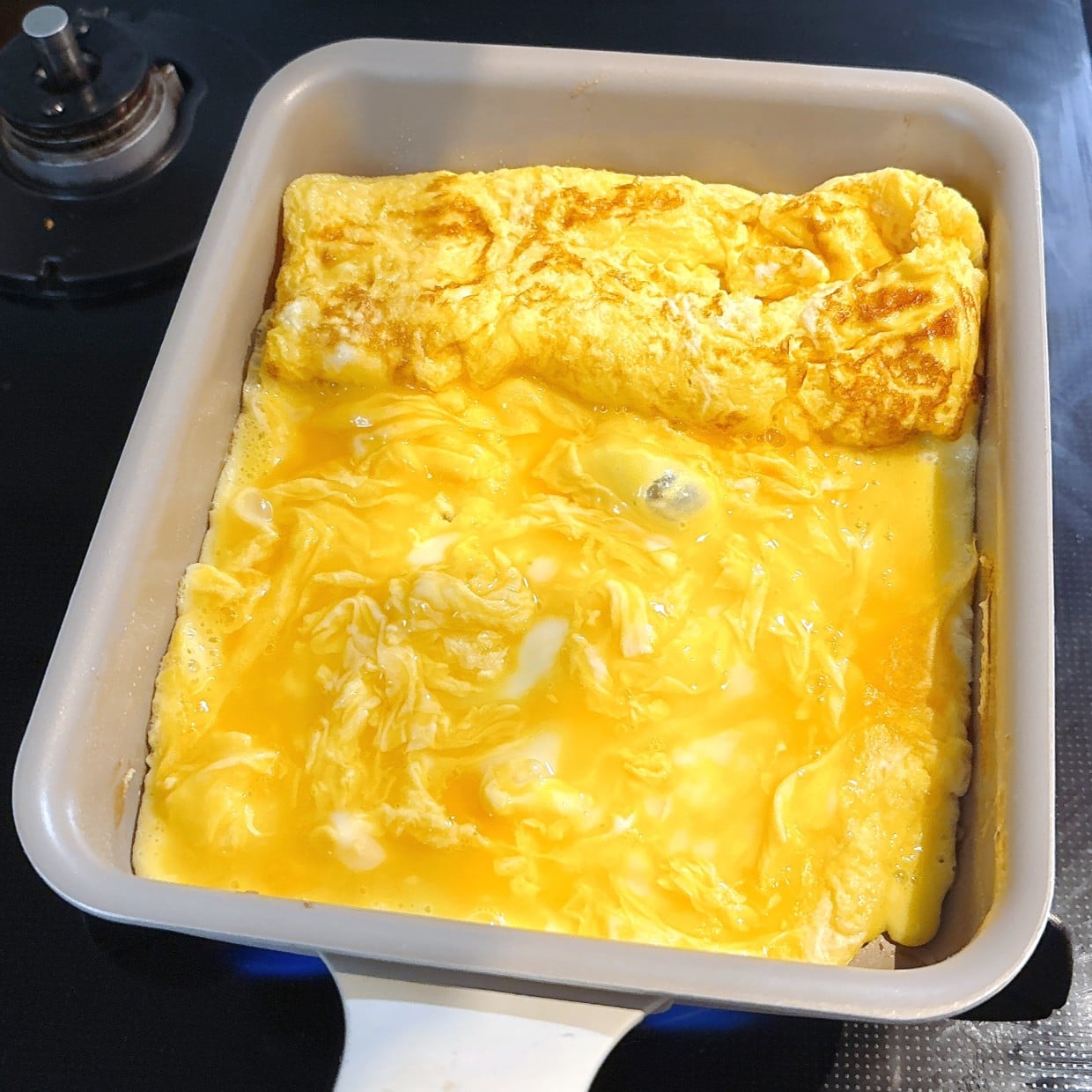  「大さじ1入れるだけ」焼き方は同じなのに“口当たりがやわらかくふっくら仕上がる”玉子焼き「色鮮やか」 