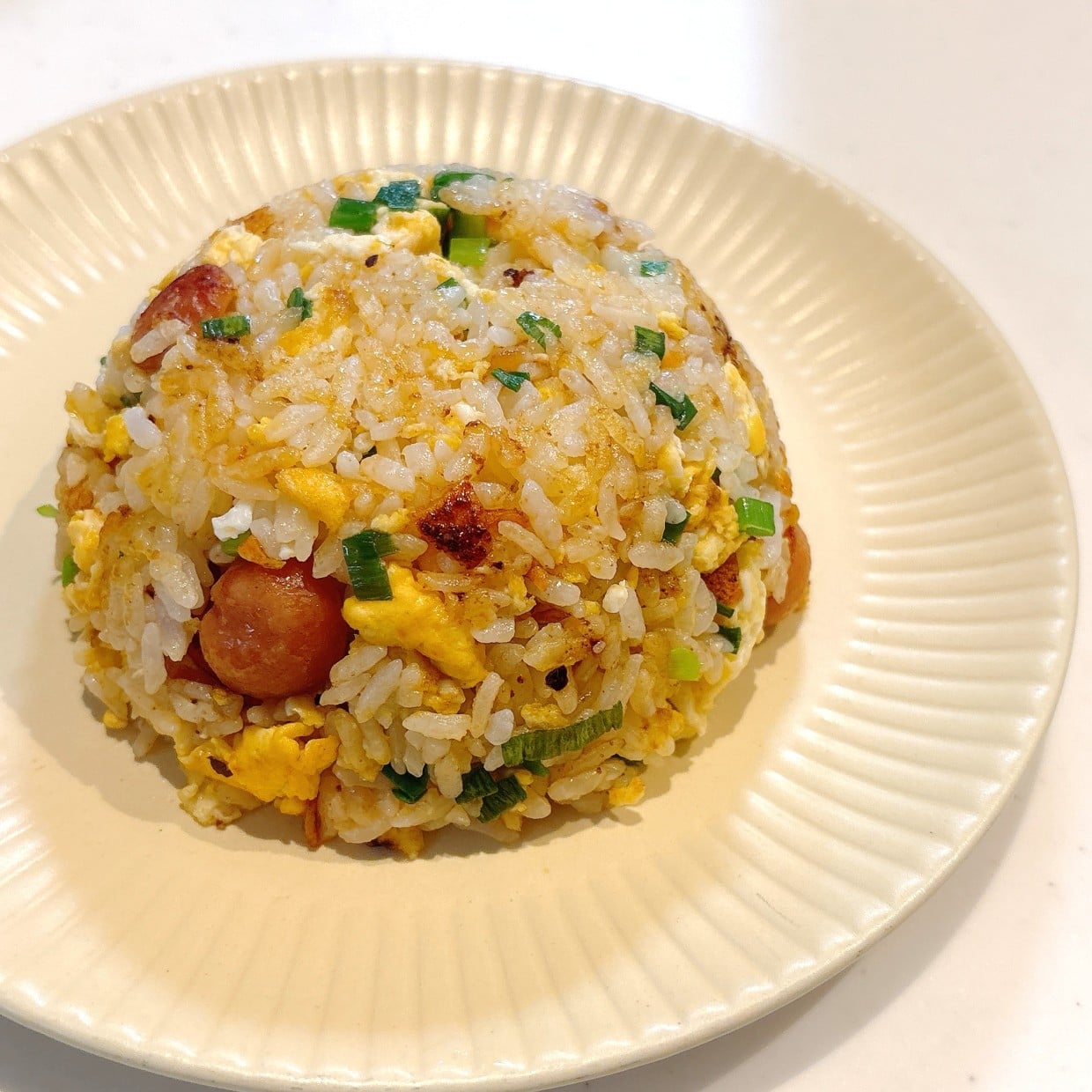  ピリ辛がクセになる。「小さじ1加えるだけ」いつものチャーハンが食欲そそる味わいになる簡単アレンジ 