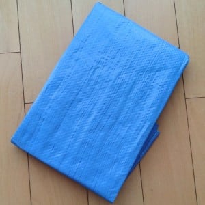 重ねて軽く振るだけ。「レジャーシート」が手早くまとまる簡単ワザ「もう押し込まない」