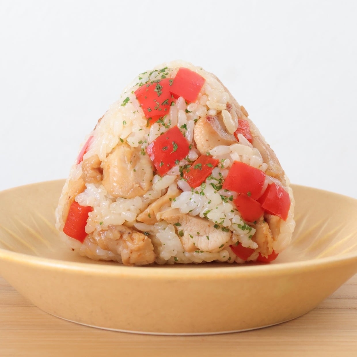  朝「おにぎり」に混ぜるだけ。食べごたえ抜群の鶏もも肉と旬野菜【おにぎり作家が解説】 