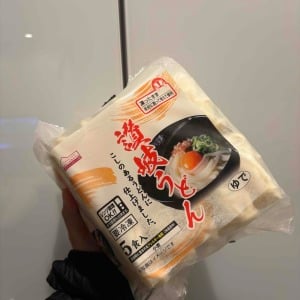 「ずっと困ってた」使いかけの冷凍うどんが冷凍庫で“バラバラにならない整理テク”「簡単過ぎる」