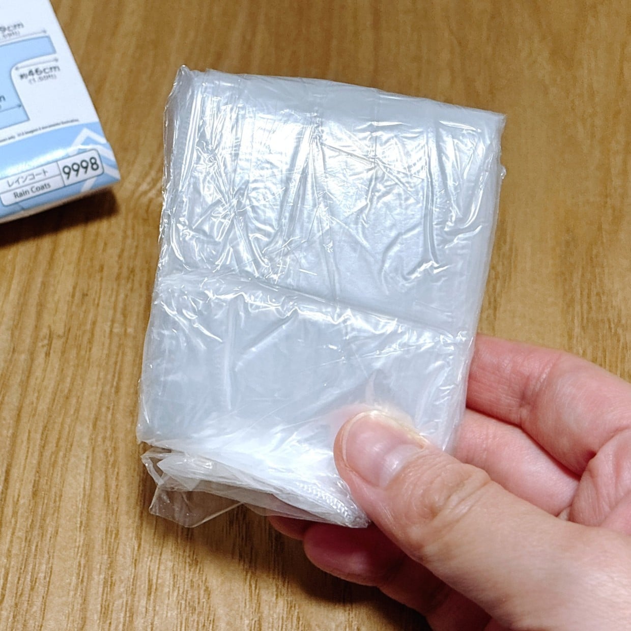  【ダイソー】スマホより小さい万能アイテムの正体「雨の日助かる」「バッグに入れておきたい」 