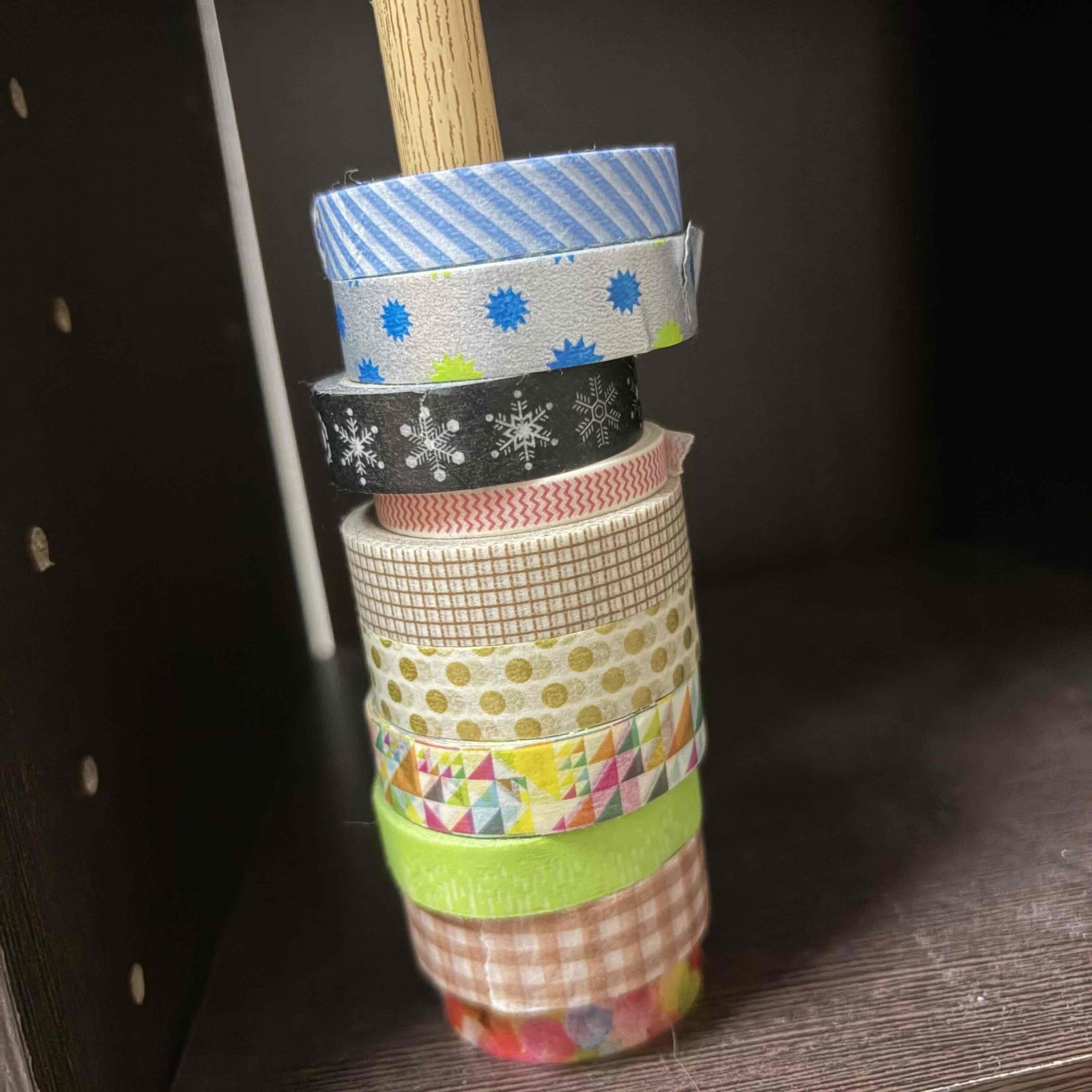 つっぱり棒を縦に使うと、マステをすっきり収納できる！
