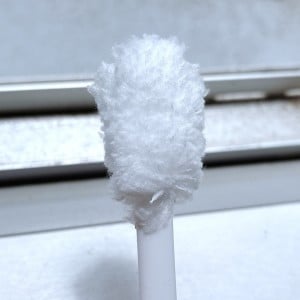 「窓サッシ掃除」がラクになる。モップとヘラの“ひとつ2役”【ダイソー】お掃除アイテム