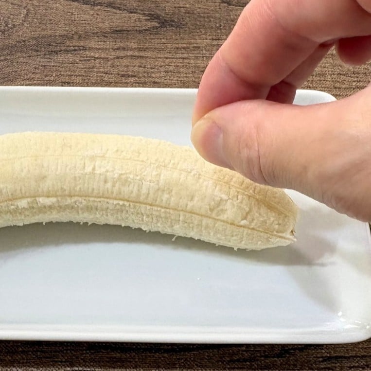  バナナにひとつまみかけるだけ。“クセになる”食べ方「おいしさが引き立つ！」 