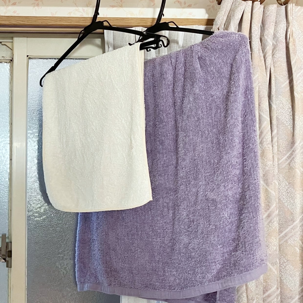  「すごい。置き方変えただけで乾きやすくなった」梅雨の部屋干しがラクになるひと工夫 