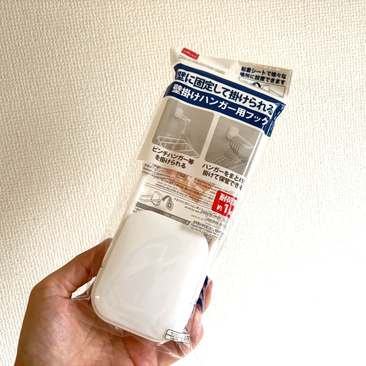  ハンガーフックは“玄関ドア”で使うのが正解。雨の日に活躍する便利な活用法3選「忘れ物防止にも」 