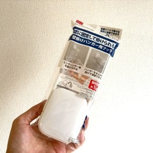 ハンガーフックは“玄関ドア”で使うのが正解。雨の日に活躍する便利な活用法3選「忘れ物防止にも」