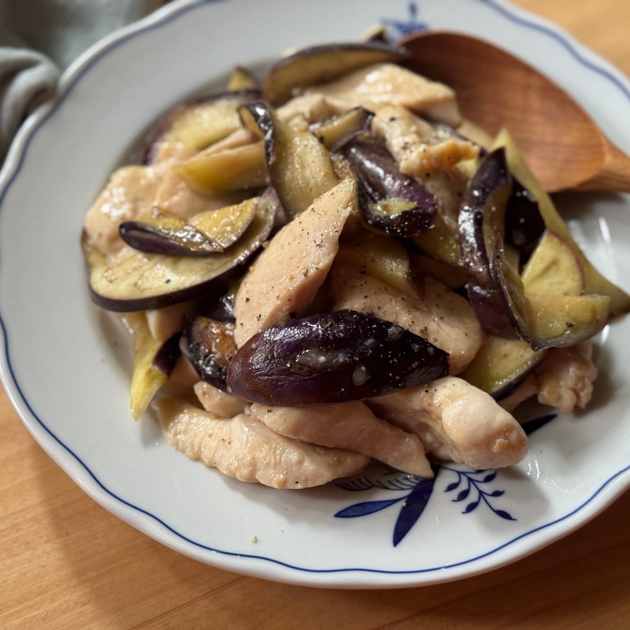  鶏むね肉は「小さじ1」でしっとり！ナスと作る夏のレモン炒め｜時短料理家に学ぶ 