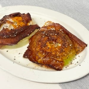 「新玉ねぎ」と一緒に焼くだけ。“たんぱく質とカルシウムを補える食材”
