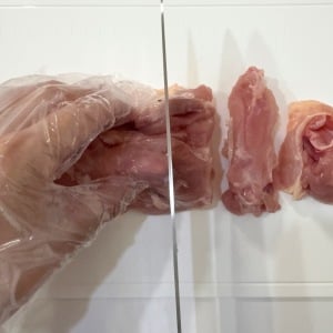 包丁が滑りにくい！鶏もも肉が驚くほどスッと切りやすくなる“ひと工夫”「ぐにゃんと動きづらい」